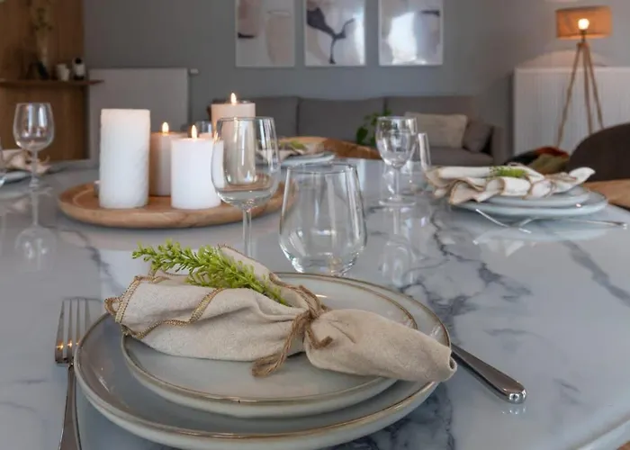 Huswell - Queen At Sea: Modern 2 Bedroom *