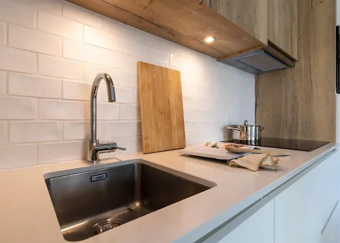 Huswell - Queen At Sea: Modern 2 Bedroom *